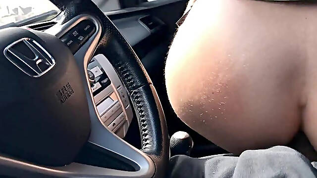 Sexe anal avec une femme dans la voiture dans un lieu public