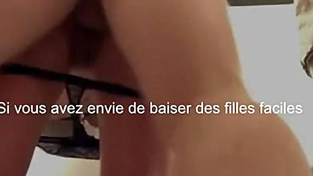 Camera cachee dans le vestiaire filmant un couple en train de baiser