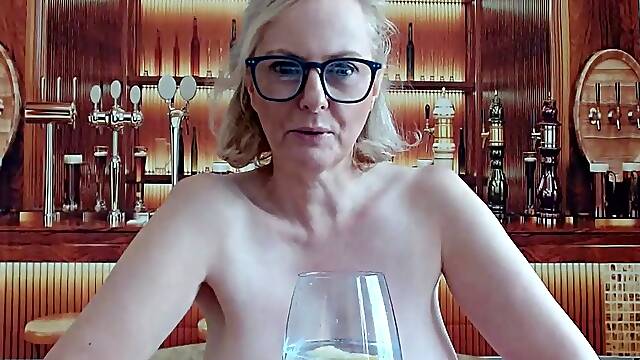 Big boob brunette masturbates on webcam