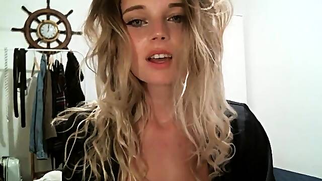 Amateur sweet blonde babe sucking cock