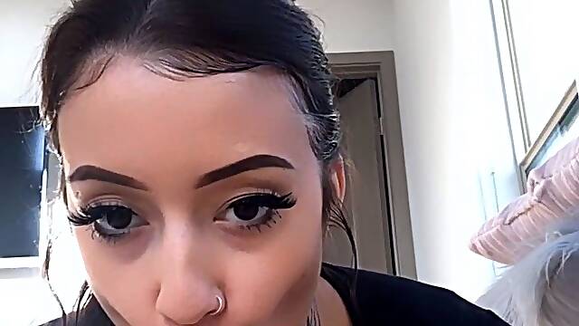 Amateur brunette double toying on webcam