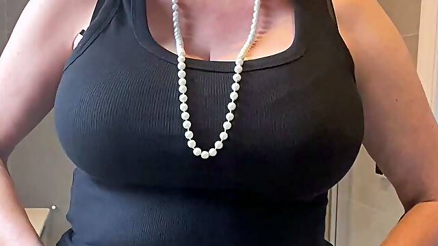 Mature blonde granny loves to masturbate her puss