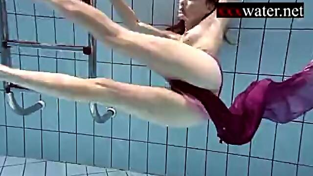 Stylish miss - xxxwater scene - Underwater Show