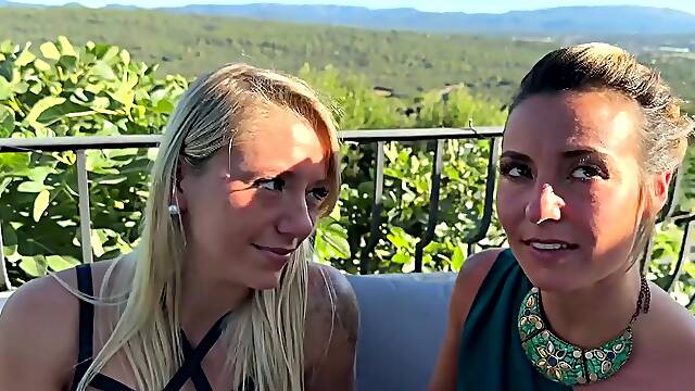 Amanda really likes our Apollo... - Jacquie et Michel TV