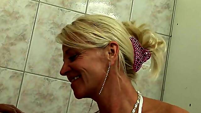 Sherys Steamy Shower Pee