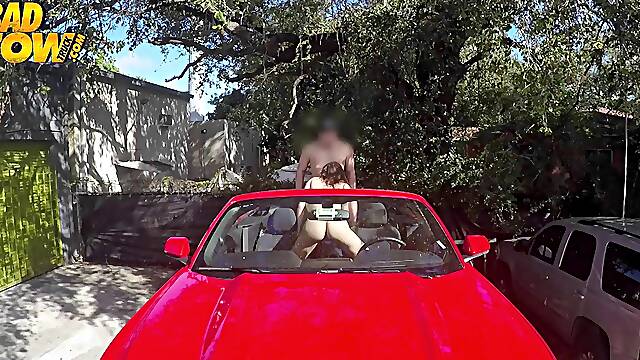 Curvy ass bitch sucking a cock in the car and fucking outdoors