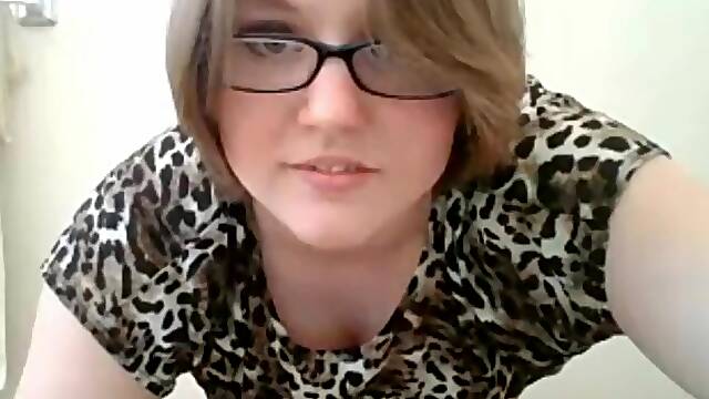 Amateur chubby in glasses wants ur strong cock