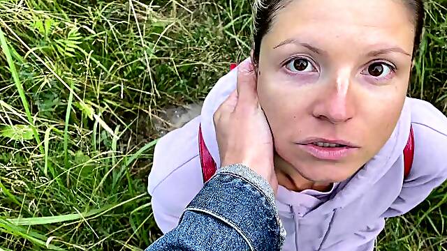 Ein Fluchtling wurde beim Outdoor-Pissen erwischt und.Teil two
