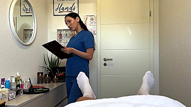 This chab Came Twice On The Massage Table - Tugjob & Oral sex