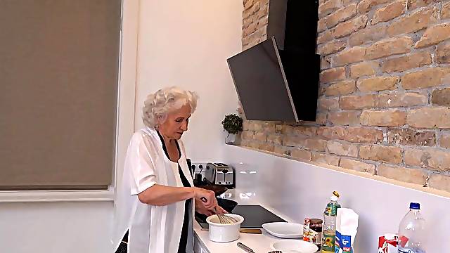 Curly Granny likes youthful wang