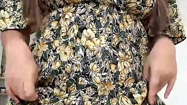 Curvy hotty shakes thighs and teases with cleavage ????