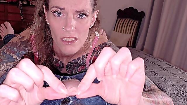 SinBun wants to treat herself this Christmas, but when the moment comes shes met with an unfortunate problem. A small cock and a ridiculous foreskin.