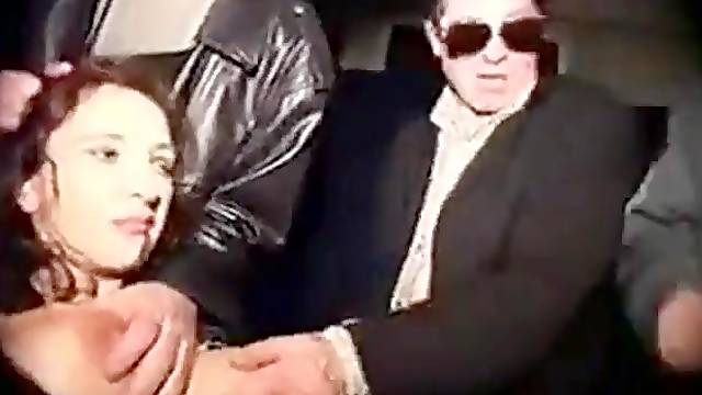 Die geile Ehestute wird mit ins Pornokino genommen.