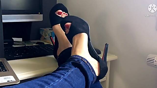 French secretary in high heels speaks French