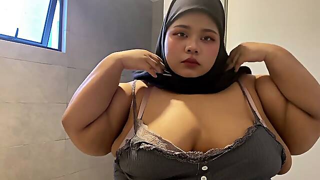 Hijabi deepthroating her own mammories