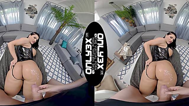 Honey Demon fails to disappoint during arousing VR fuck